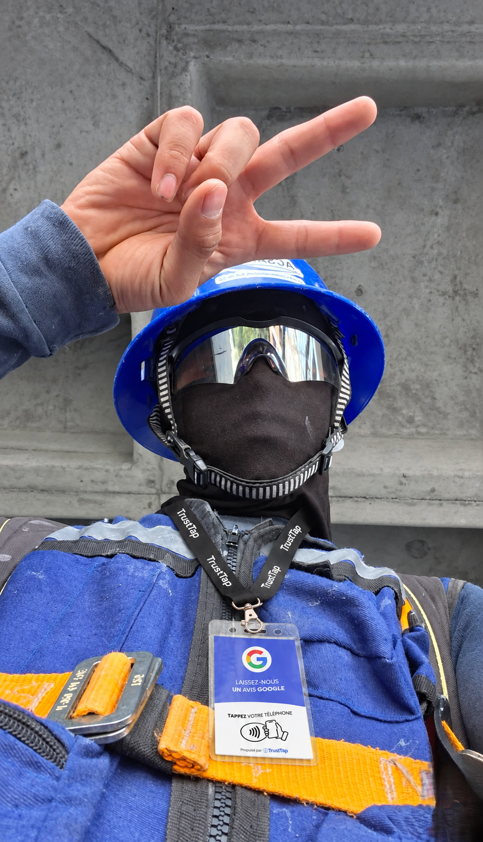 Travailleur en casque bleu avec son badge TrustTap sur sa tenue