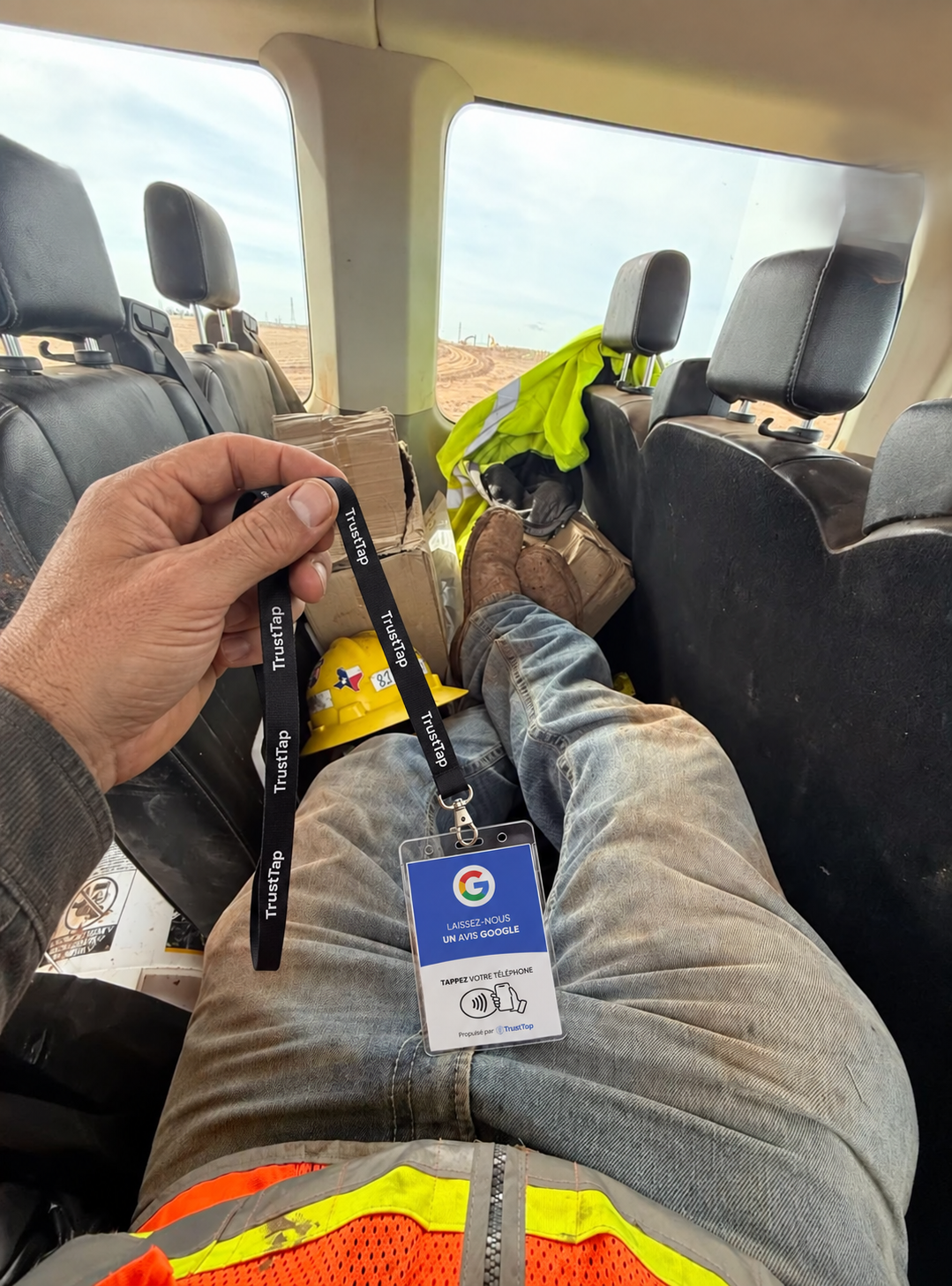Badge TrustTap dans un véhicule de chantier